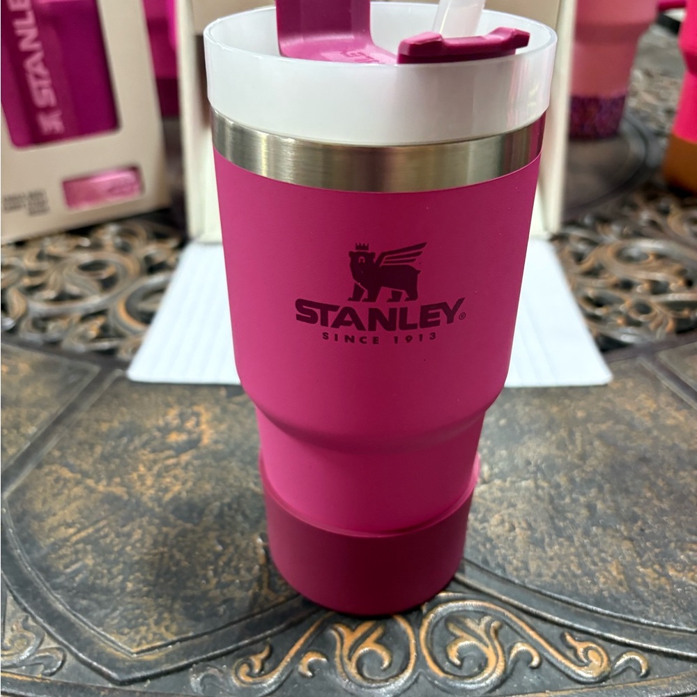 Stanley 20 oz azela cup without handle but has corrinated boot , this is bnnu.